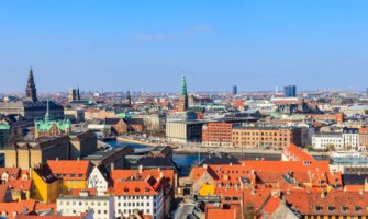 丹麦哥本哈根的鸟瞰图，红色的屋顶和教堂尖塔点缀着城市景观
