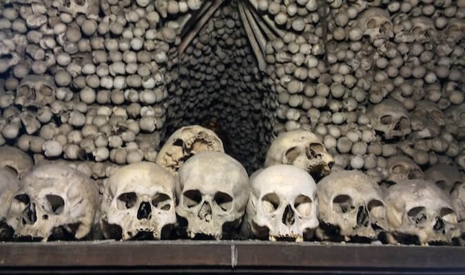 骷髅和骨头在库格霍拉骨教会的布拉格