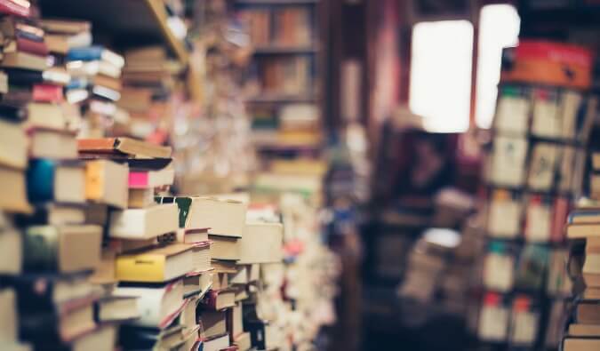 许多书堆在书店里