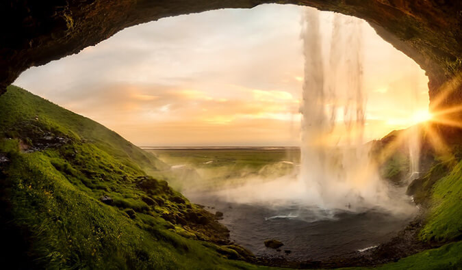 冰岛风景看法从在金黄小时的瀑布后面的瀑布