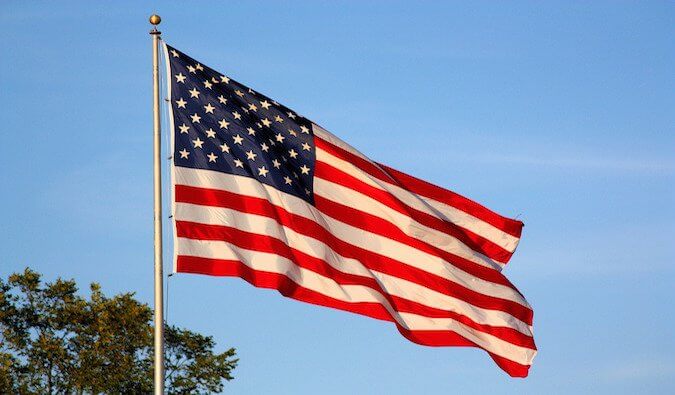 一面巨大的美国国旗在风中飘扬