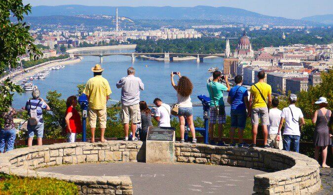 一大群游客在布达佩斯拍照