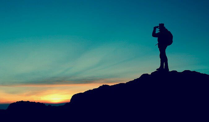 太阳落山时，一个人站在山上