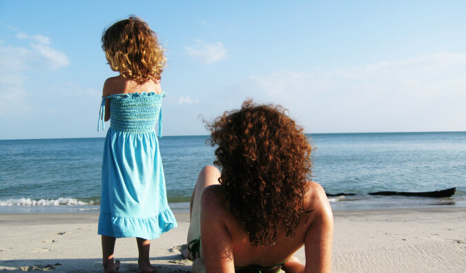放松在与她的女儿的海滩的Leigh shulman