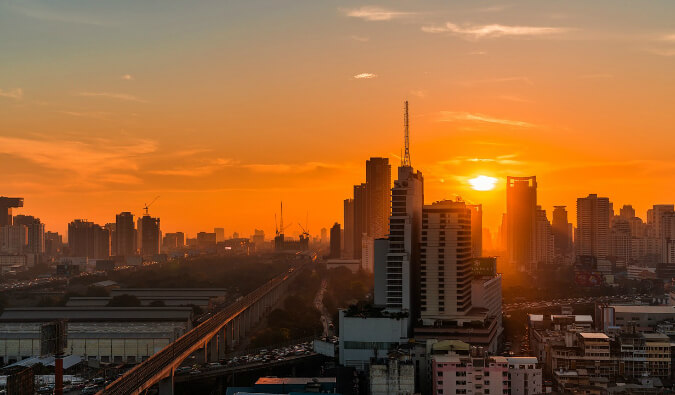 日落时拍摄的曼谷天际线