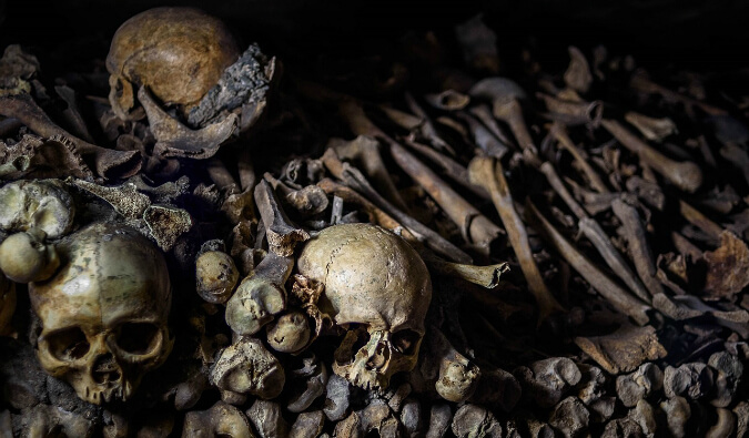 人类的头骨和骨头在地下墓穴巴黎