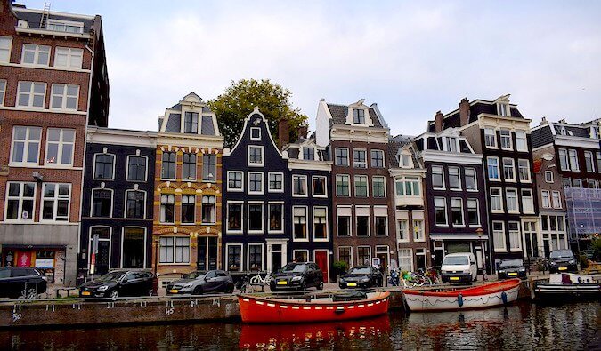 阿姆斯特丹的房屋俯瞰着一条运河
