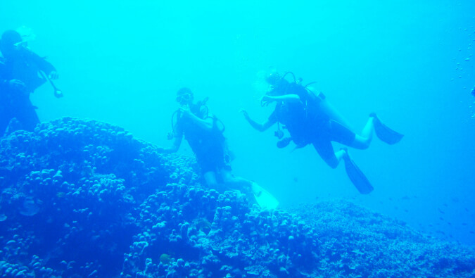 水肺潜水下的三个人