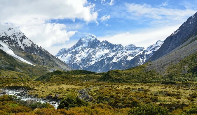 这是新西兰乡村的经典照片，白雪覆盖的山脉和草地