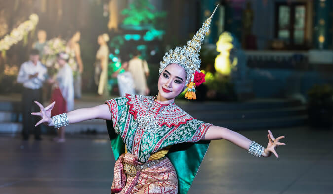 巴厘岛跳舞 - 穿着传统穿戴在巴厘岛的妇女