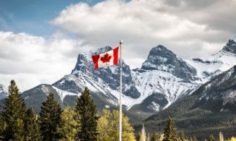 山脉中飘扬的加拿大国旗