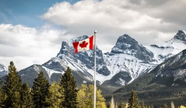 加拿大国旗在山间飘扬