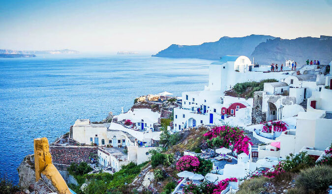 希腊圣托里尼岛白色和蓝色建筑的经典镜头