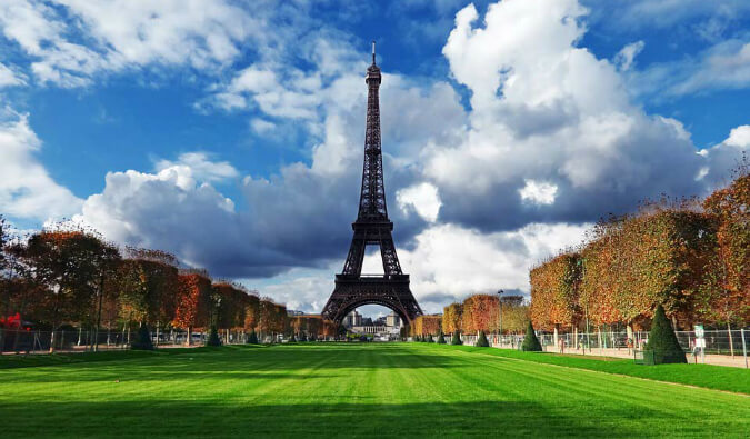 从花园的另一头看到巴黎的埃菲尔铁塔