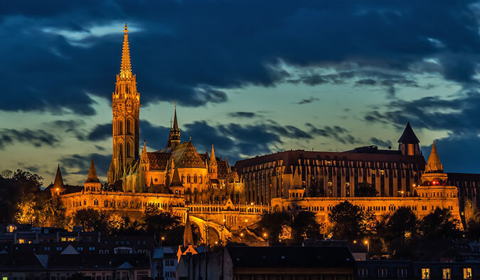 布达佩斯的一座教堂在夜晚灯火通明