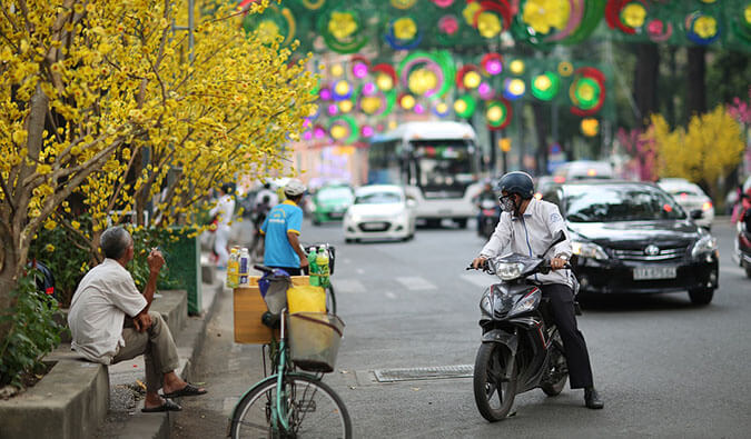 越南繁忙的街景。骑摩托车的人看着身后的交通