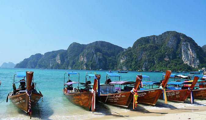 泰国木制长船被绑在泰国海滩上的经典照片
