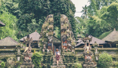 参观一个寺庙的独奏女性旅客在东南亚