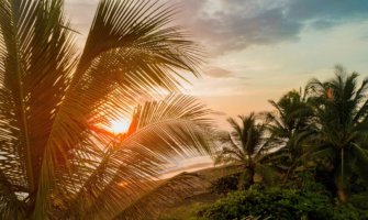 哥斯达黎加日落时令人放松的海滩景色