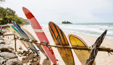 基于海滩的五颜六色的冲浪板在哥斯达黎加