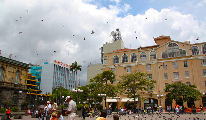 圣何塞广场在哥斯达黎加。人，鸟类和商店。