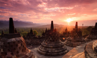 在Borobudur的日出照片在印度尼西亚
