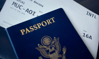 一张蓝色美国护照的特写照片