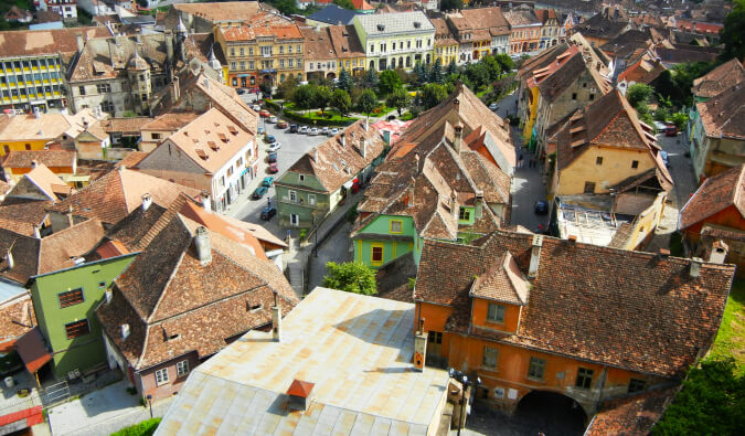 罗马尼亚一个城镇的区域视图，俯瞰城镇中心
