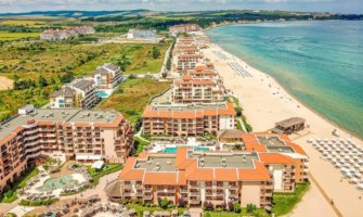 保加利亚拥挤的阳光海滩