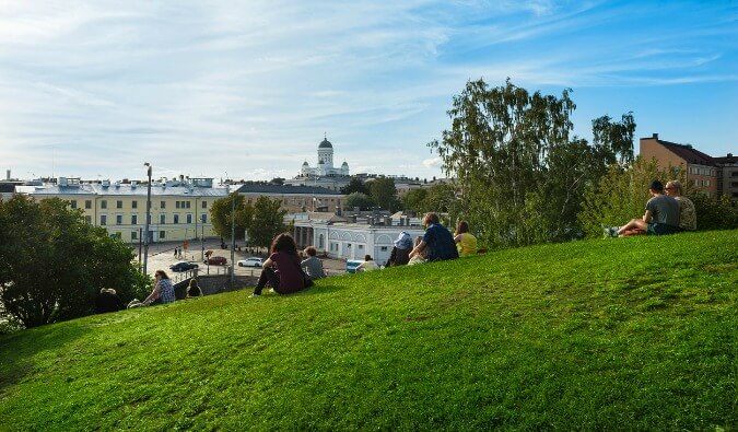 人们坐在草地上俯瞰赫尔辛基市