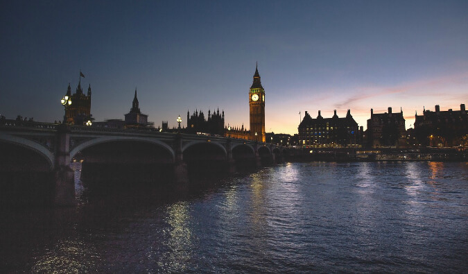 夜晚泰晤士河上的景色，眺望大本钟和国会大厦