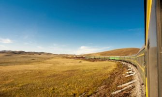 横贯西伯利亚的火车在俄罗斯大草原上行驶