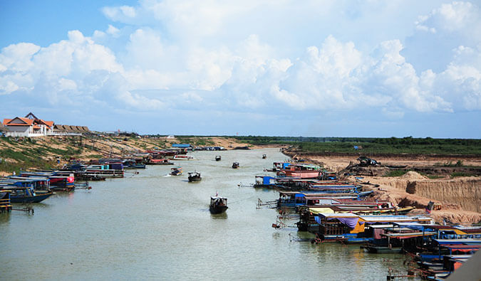 柬埔寨的一个湖与船衬里每侧和湖下来的一些旅行