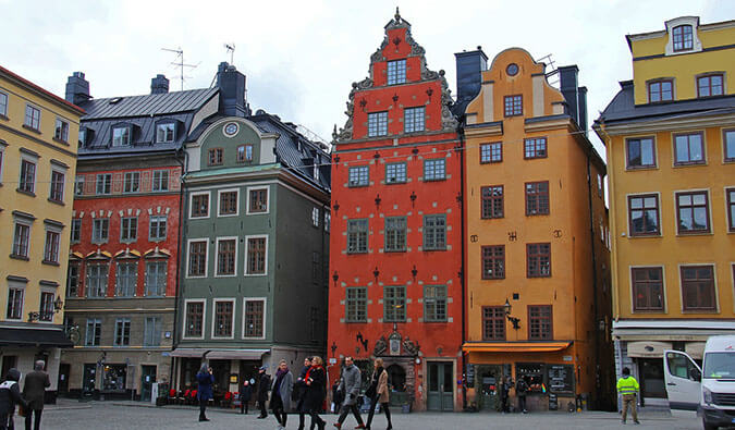 五颜六色的瑞典大厦在一条繁忙的高街道上