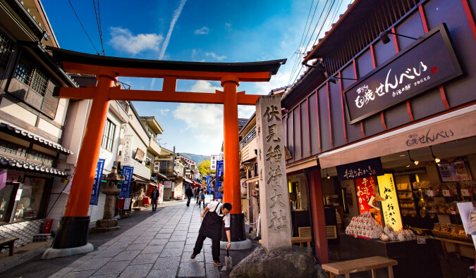 日本街景食品店和一个人走在街上