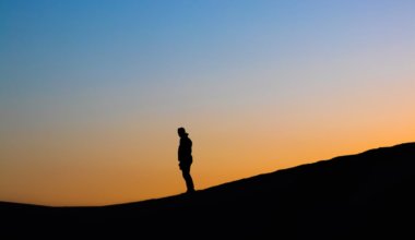 日落时分，一个男人站在悬崖上
