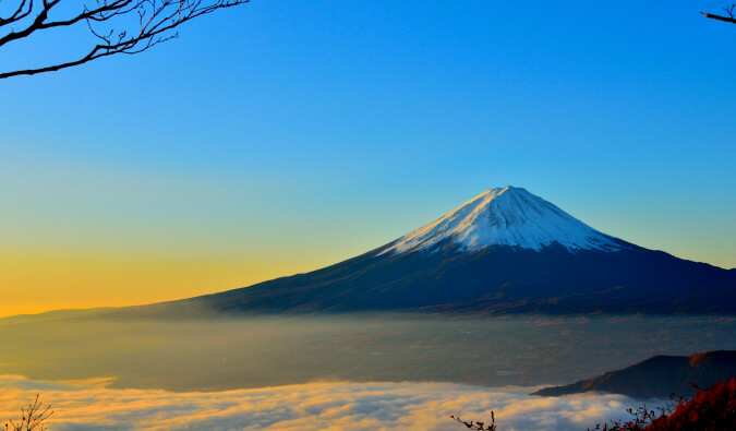 在云层之上拍摄的日本富士山风景照