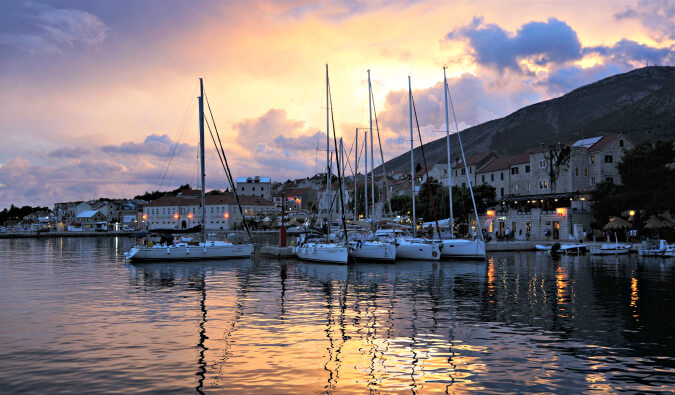 日落时分，克罗地亚港口上的帆船