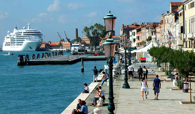 游客在威尼斯漫步