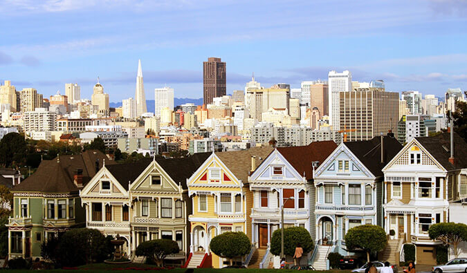 旧金山五颜六色的房子和高楼大厦的城市景观