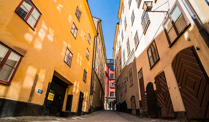 从低角度拍摄的斯德哥尔摩彩色建筑