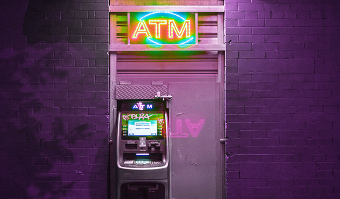 布满涂鸦的紫色自动取款机