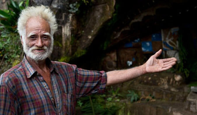 年长的尼加拉瓜石雕师指着他的作品