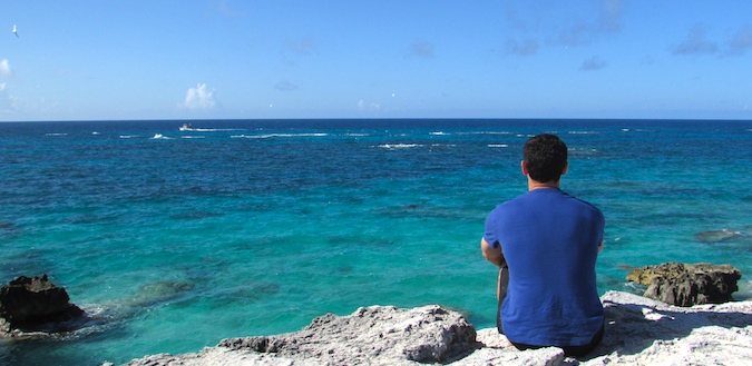 游牧的马特眺望着百慕大的海洋
