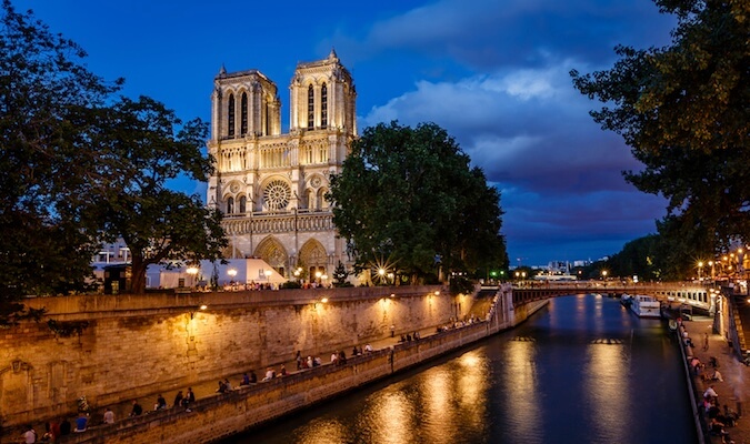 在黄昏期间巴黎的巴黎圣母院
