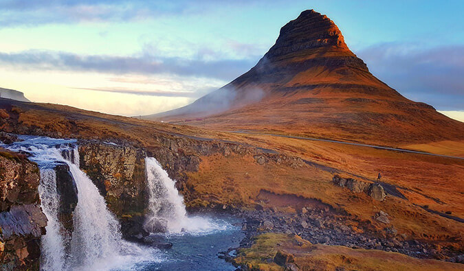 瀑布的图象在冰岛有岩层的在背景中