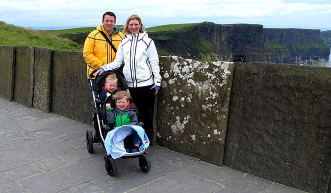 在一座城堡的一张家庭照片在爱尔兰