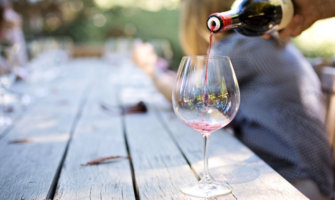 一杯葡萄酒倒在桌外面在纳帕谷，美国