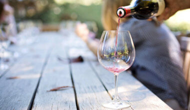 在美国纳帕谷，一杯葡萄酒被倒在餐桌上