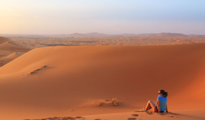劳伦Juliff looking out over the desert in Africa